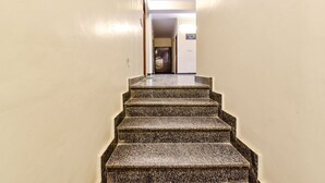 Una escalera que lleva a una puerta con un letrero encima.