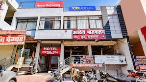 Un edificio con carteles que indican Hotel Royal Raj y Tab Hotels.