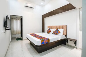 Deluxe Room | Egyptian cotton sheets, premium bedding, in-room safe, free WiFi - Fabhotel Saroj Inn (Nashik)