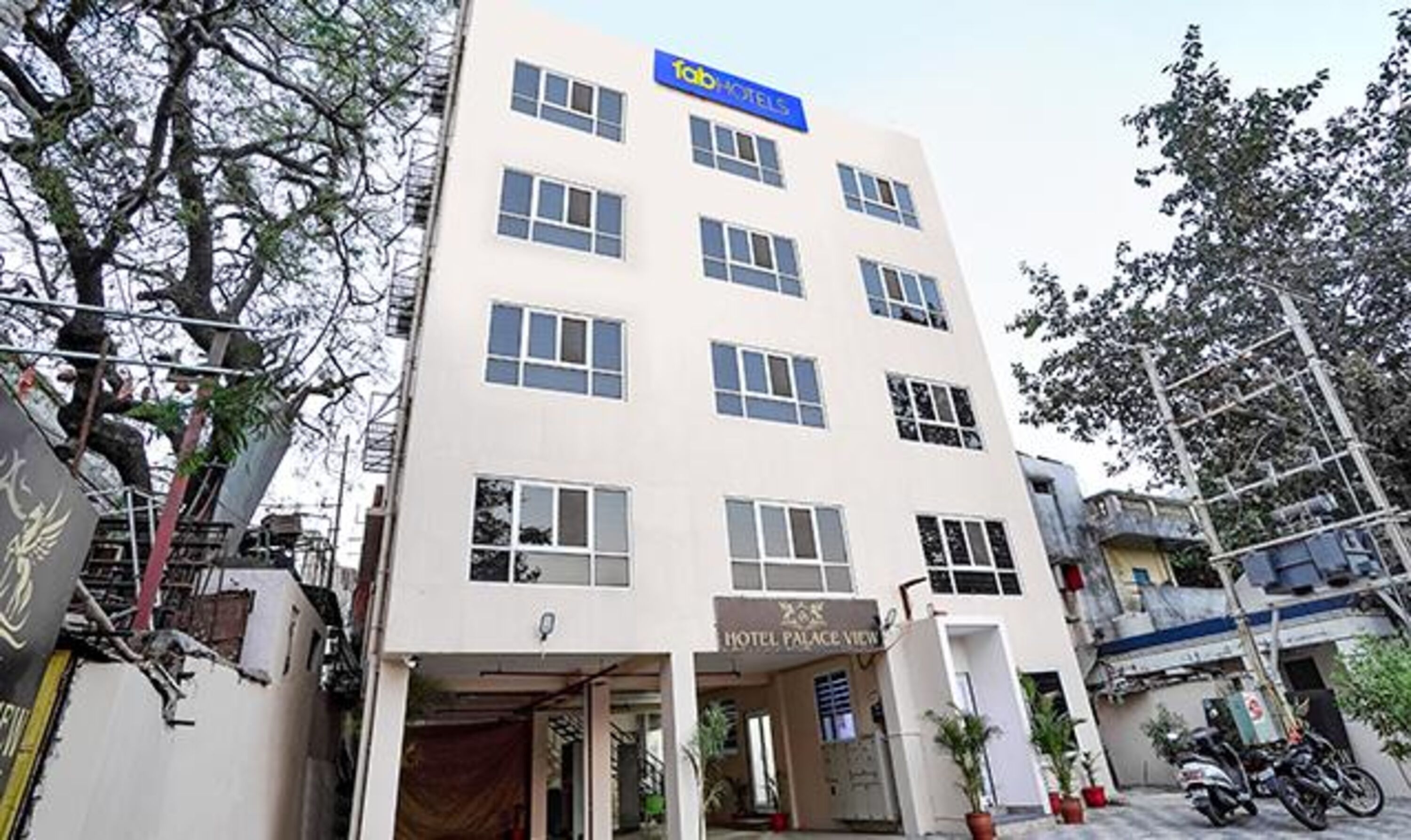 A multi-story building with a sign for 'Tab Hotels' and 'Hotel Palace View'.