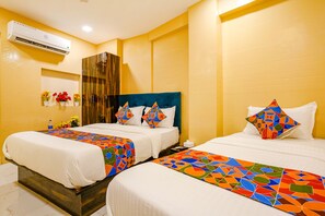 Egyptian cotton sheets, premium bedding, in-room safe, free WiFi - Fabexpress Kurla Inn (Mumbai)