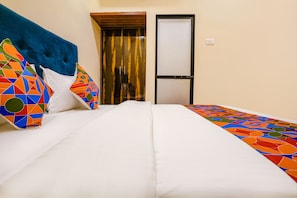 Egyptian cotton sheets, premium bedding, in-room safe, free WiFi - Fabexpress Kurla Inn (Mumbai)