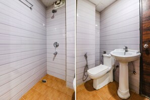 A bathroom with a shower, toilet, and sink. - Fabhotel Empire Suites (New Delhi)