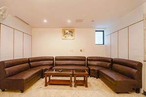 Lobby sitting area - Fabhotel Seven Olives (Bengaluru)