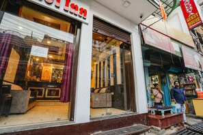 Property entrance - Fabhotel Bala Ji Inn (Varanasi)