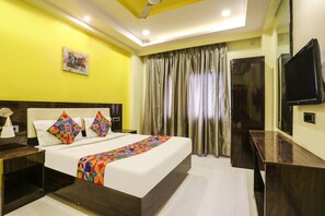 Egyptian cotton sheets, premium bedding, in-room safe, free WiFi - Fabhotel Starlight Nx (Chhatrapati Sambhajinagar)