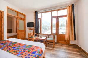 Egyptian cotton sheets, premium bedding, in-room safe, soundproofing - Fabhotel Kanchnikoot (Manali)