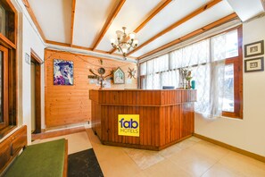 Reception - Fabhotel Kanchnikoot (Manali)