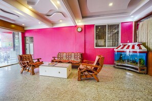Lobby sitting area - Fabhotel Bns Lodge (Bengaluru)
