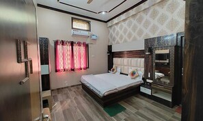 Egyptian cotton sheets, premium bedding, in-room safe, free WiFi - Fabhotel Cm Palace I (Varanasi)