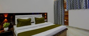 Egyptian cotton sheets, premium bedding, in-room safe, free WiFi