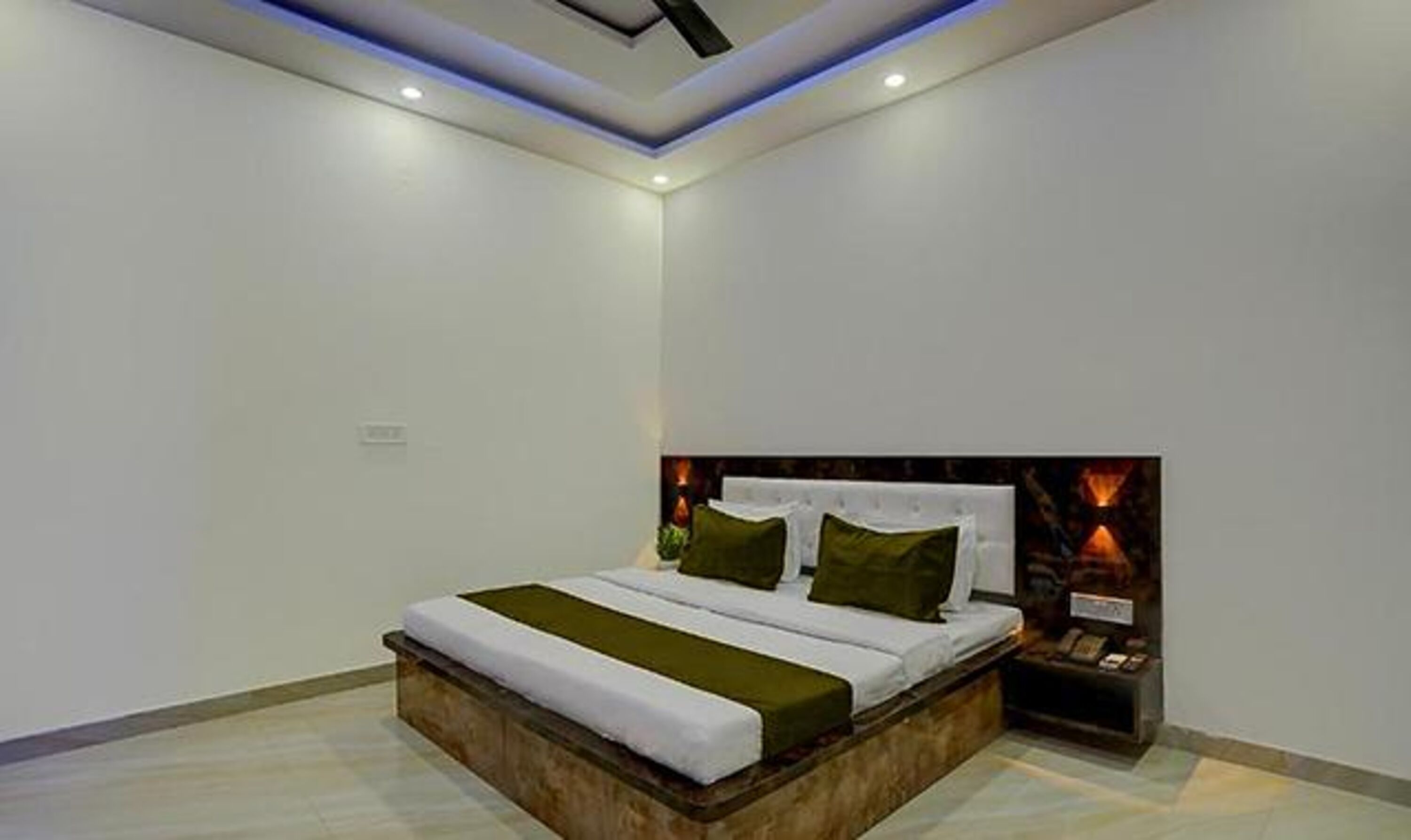 Egyptian cotton sheets, premium bedding, in-room safe, free WiFi