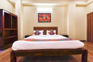 Egyptian cotton sheets, premium bedding, in-room safe, free WiFi - Fabhotel Golden Manor Inn (Jaipur)