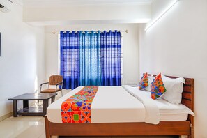 Egyptian cotton sheets, premium bedding, in-room safe, free WiFi - Fabhotel Emirates Inn (Bengaluru)