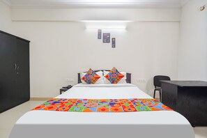 Egyptian cotton sheets, premium bedding, in-room safe, free WiFi - Fabhotel Emirates Inn (Bengaluru)