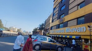 Un edificio con un letrero que dice "Adyar Amanda Bhavan".
