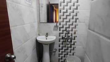 Shower, rainfall showerhead, free toiletries, towels