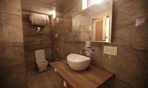 Shower, rainfall showerhead, free toiletries, towels - Fabhotel The Island (Srinagar)
