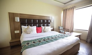 Egyptian cotton sheets, premium bedding, in-room safe, free WiFi - Fabhotel The Island (Srinagar)