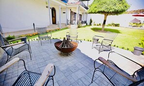Lobby sitting area - Fabhotel The Island (Srinagar)