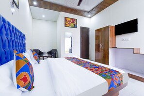 Egyptian cotton sheets, premium bedding, in-room safe, free WiFi - FabHotel Golden Oak Villa (Dehradun)