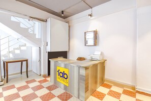 Reception - Fabhotel Happy Stay In (Paud)