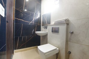 Camera Deluxe | Bagno | Doccia, soffione a pioggia, set di cortesia gratuito, asciugamani