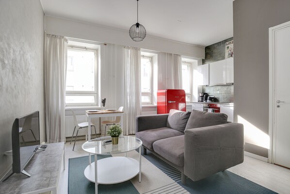 Basic Apartment, City View | Living area