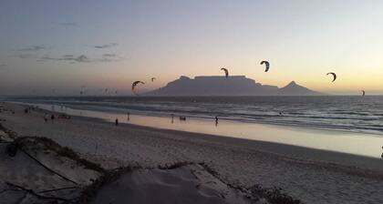 SALTY BREEZE Boutique Retreat: Tranquille Garden Cottage - 700m to kite beach