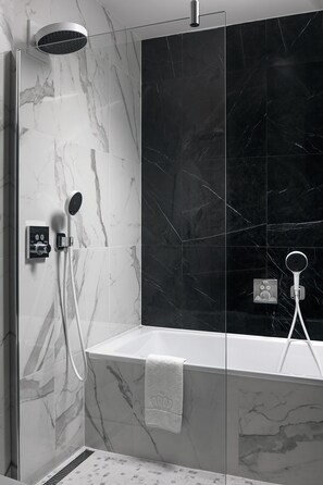 U Pujcovny Three Bedroom Apartment | Kamar mandi | Kombinasi shower/bathtub dan pancuran hujan