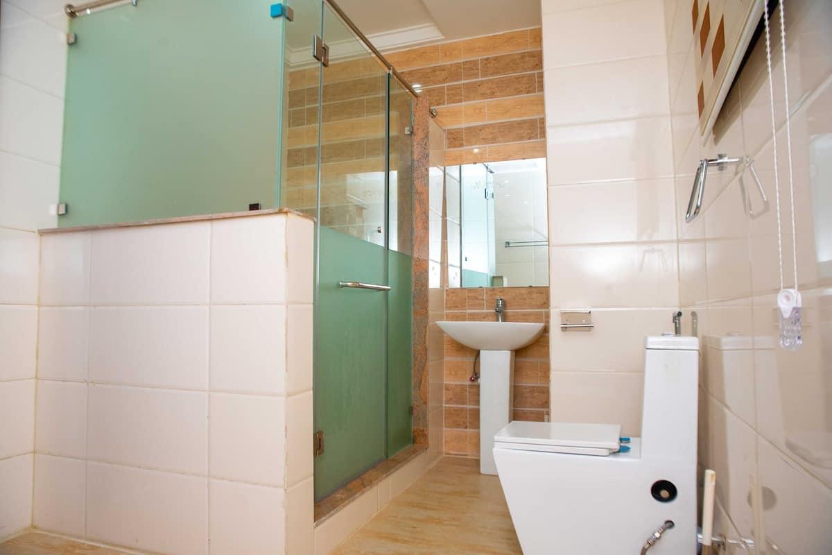 Deep-soaking bathtub, designer toiletries, towels, soap