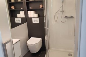 Dusche, Haartrockner, Seife, Toilettenpapier