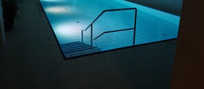 Innendørsbasseng og et oppvarmet basseng