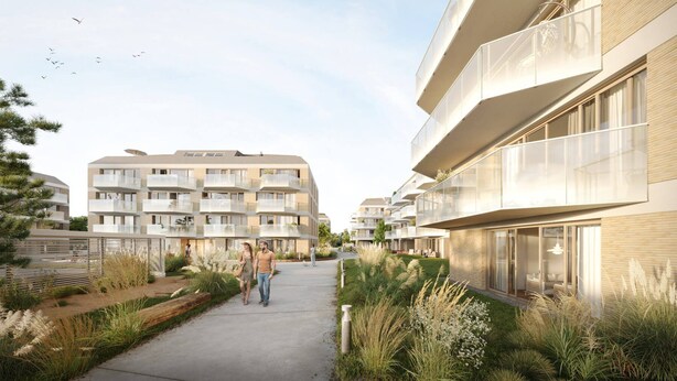 Un immeuble résidentiel moderne doté de nombreux balcons, d’un chemin central et entouré de verdure.