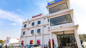 Un hotel dal design moderno, con un cartello ben visibile per 'Tab Hotels' e 'VINDHYAVASINI'.