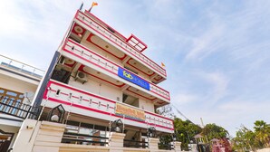 Un hotel de varios pisos con un llamativo letrero de 'TOB Hotels'.