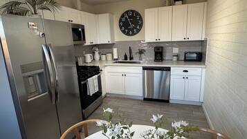 Een koelkast, een microgolfoven, een oven, een kookplaat