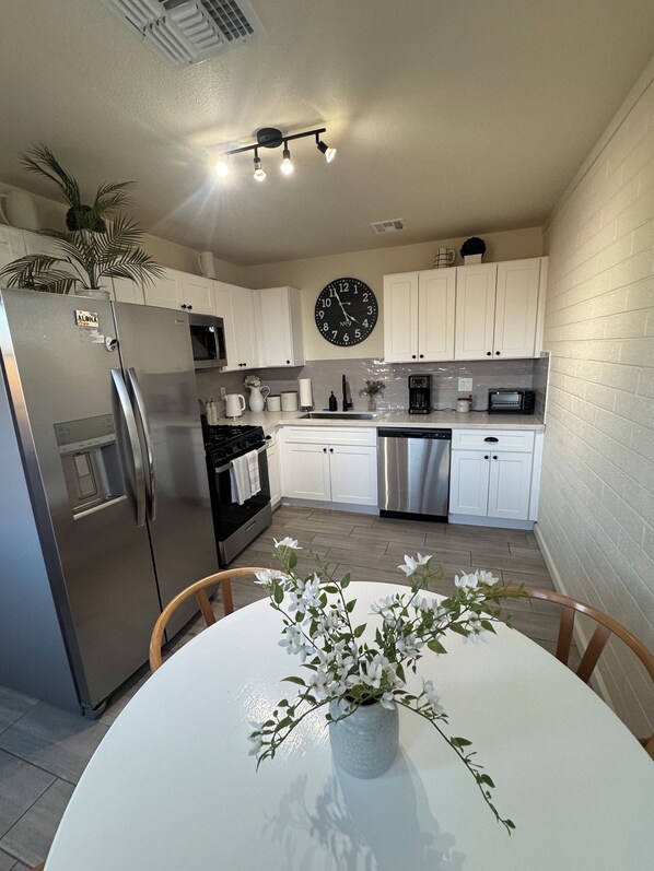 Køleskab, mikrobølgeovn, ovn, kogeplade