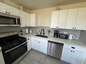 Kjøleskap, mikrobølgeovn, ovn og kokeplater