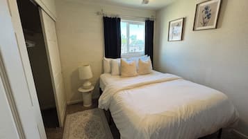 3 slaapkamers, een strijkplank/strijkijzer, wifi, beddengoed