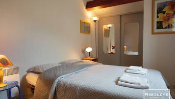 3 bedrooms, travel crib