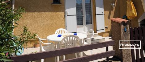 屋外ダイニングエリア