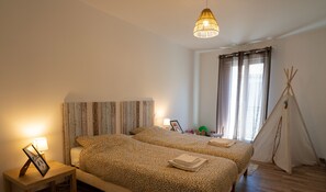 4 habitaciones, tabla de planchar con plancha, cuna de viaje y wifi
