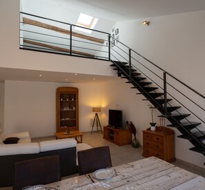 TV, DVD-spiller og bøker