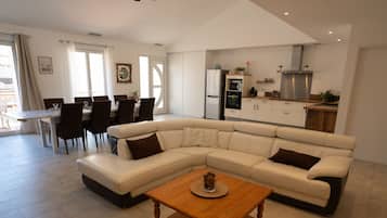 Télévision, lecteur de DVD, livres