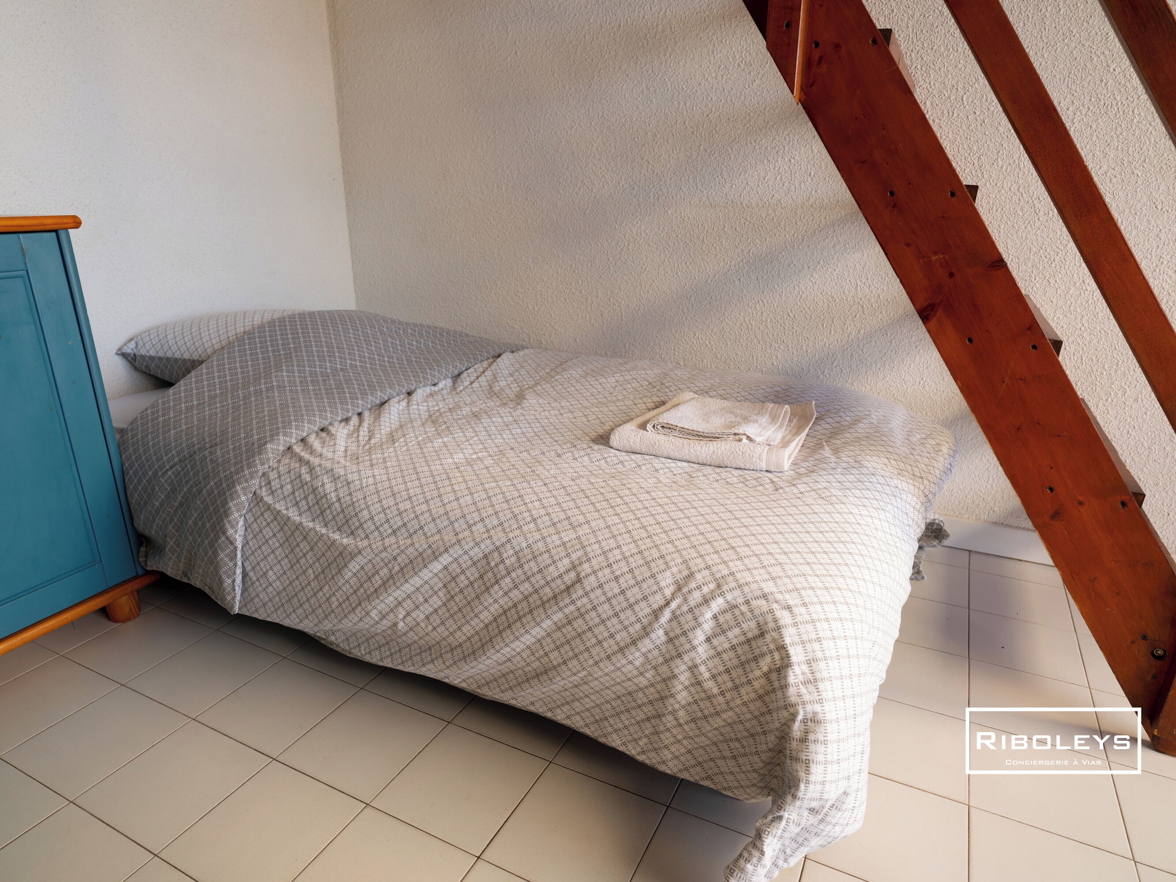 2 bedrooms, travel crib