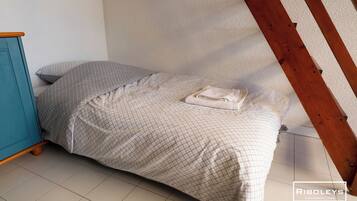2 bedrooms, travel crib