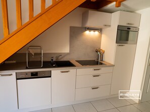 Réfrigérateur, micro-ondes, four, plaque de cuisson