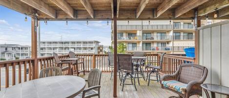 屋外ダイニングエリア