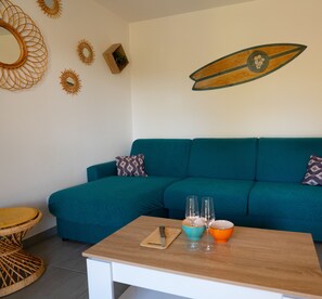 Tv, ett bordtennisbord och böcker